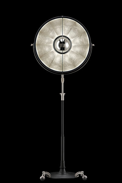 Lámpara de pie Fortuny Atelier 63 negra y con pan de plata