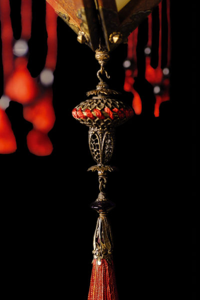 Lámpara de seda Concubine con estructura de madera detalle