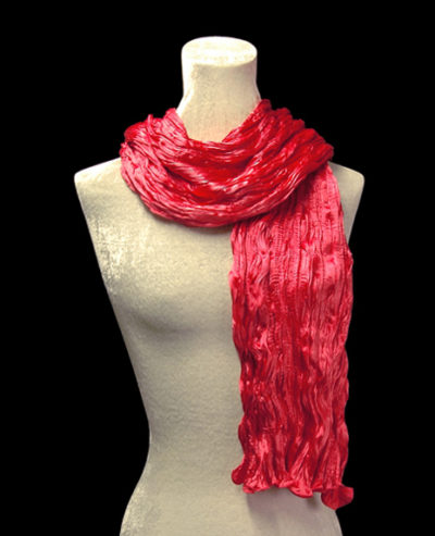 Pañuelo Fortuny de seda de crepé satén rojo carmín plisado