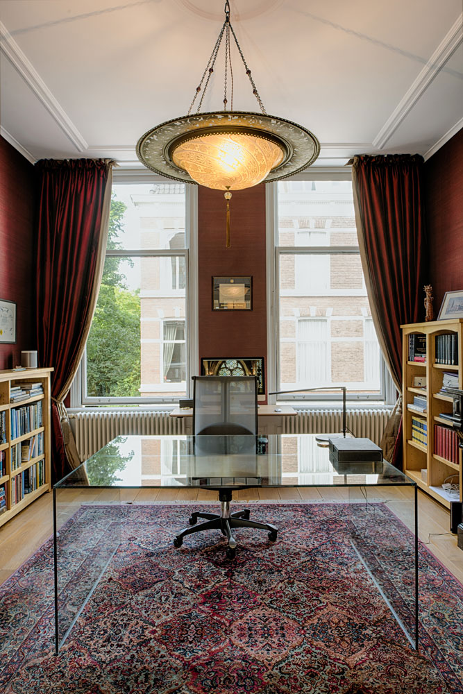 Room with Fortuny Scudo Saraceno ivory glass lamp