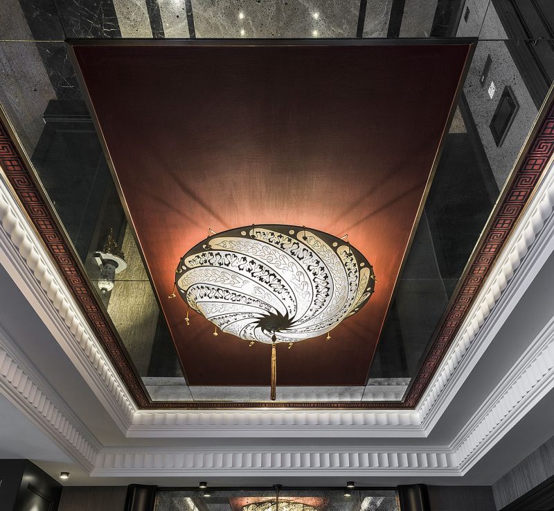 Lámpara Fortuny Scudo Saraceno Serpentine de seda marfil in hotel