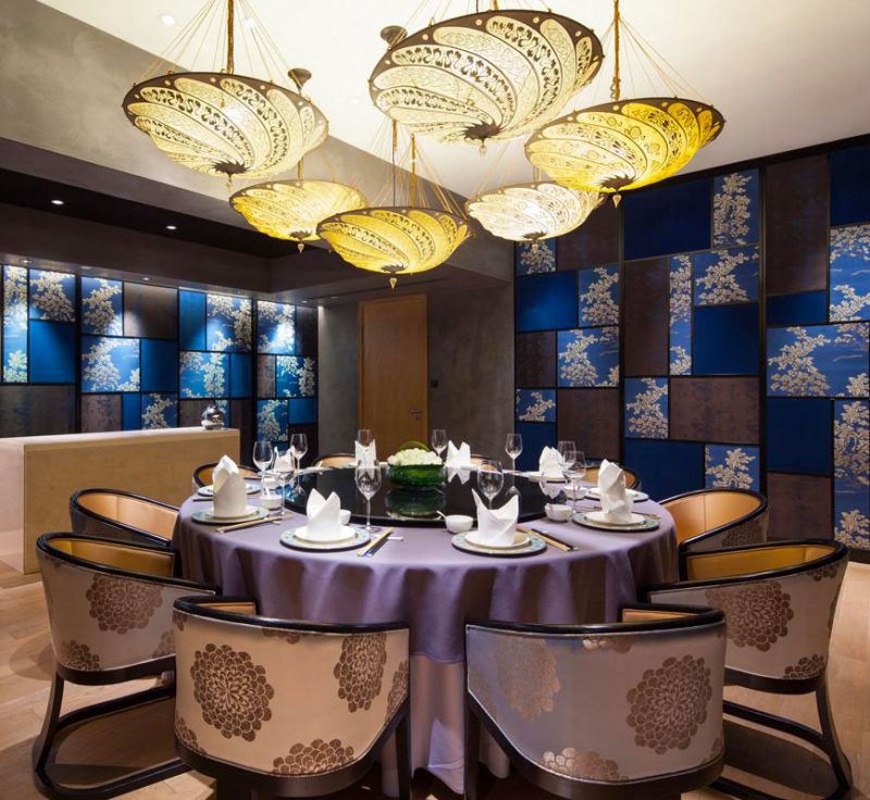Lámpara Fortuny Scudo Saraceno Serpentine de seda marfil in restaurante