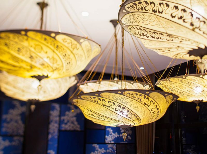 Lámpara Fortuny Scudo Saraceno Serpentine de seda marfil in restaurante detalle