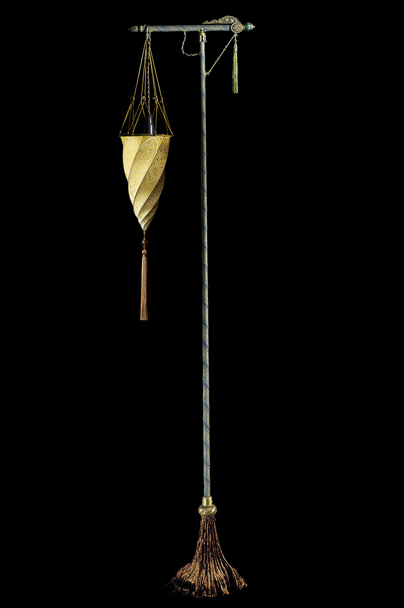 Lámpara Cesendello Classic de pie de seda amarillo ocre con soporte verde