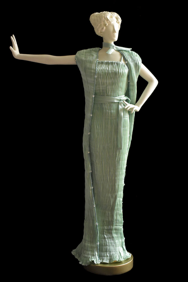 Estatuilla de mujer Diva con vestido y abrigo de noche de seda plisada Pretty verde ópalo - Roman