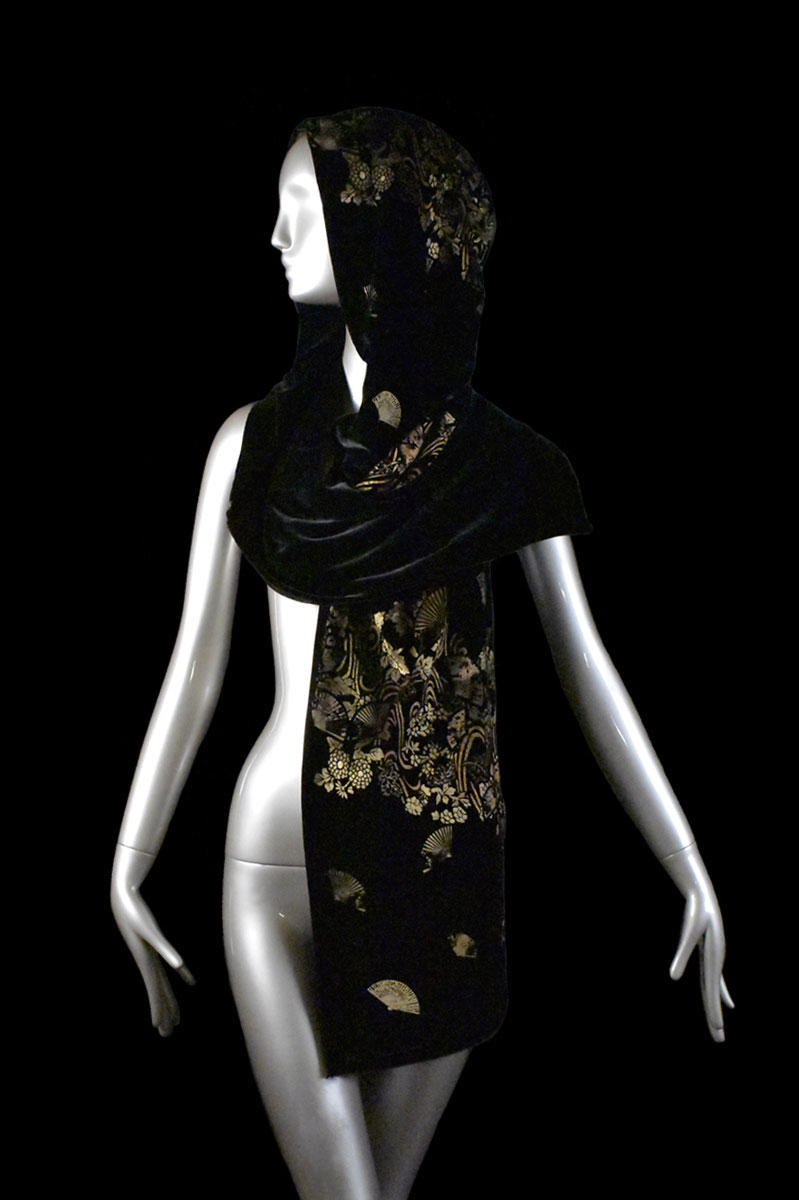 Chal Fortuny de terciopelo estampado con capucha