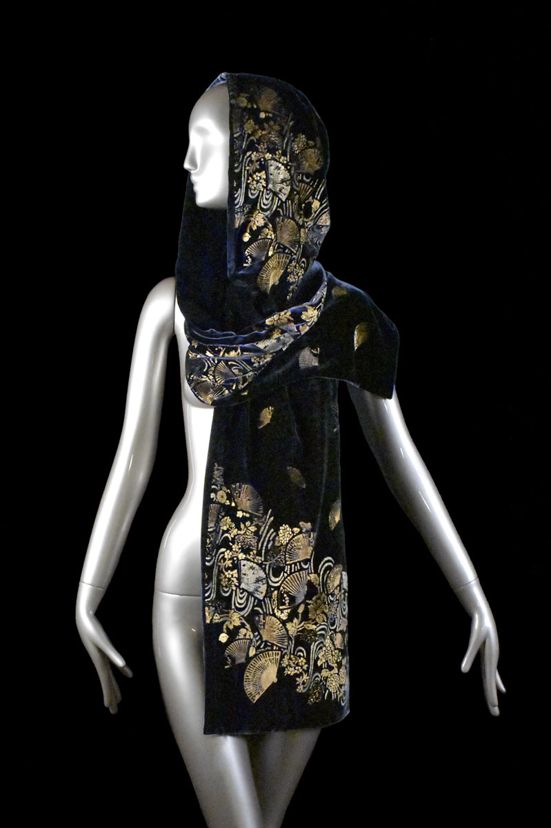 Chal Fortuny de terciopelo estampado con capucha
