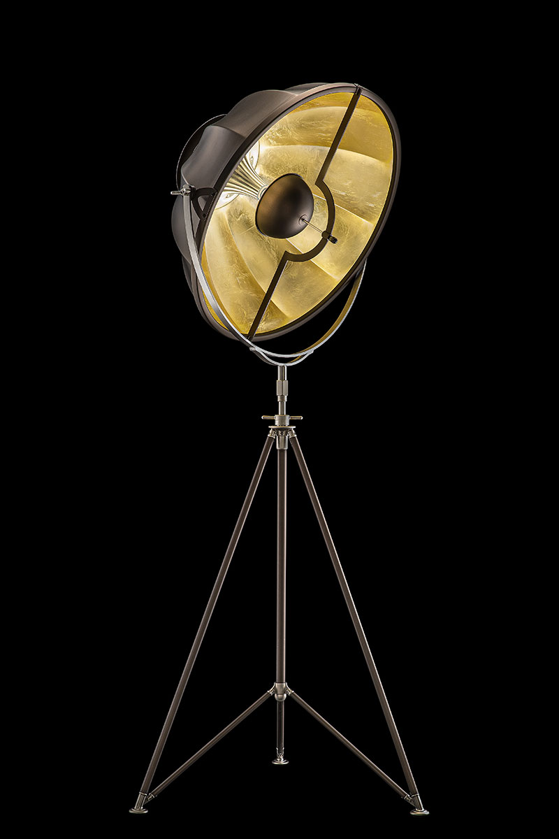 Lámpara de pie Studio 76 con trípode marrón y con pan de oro