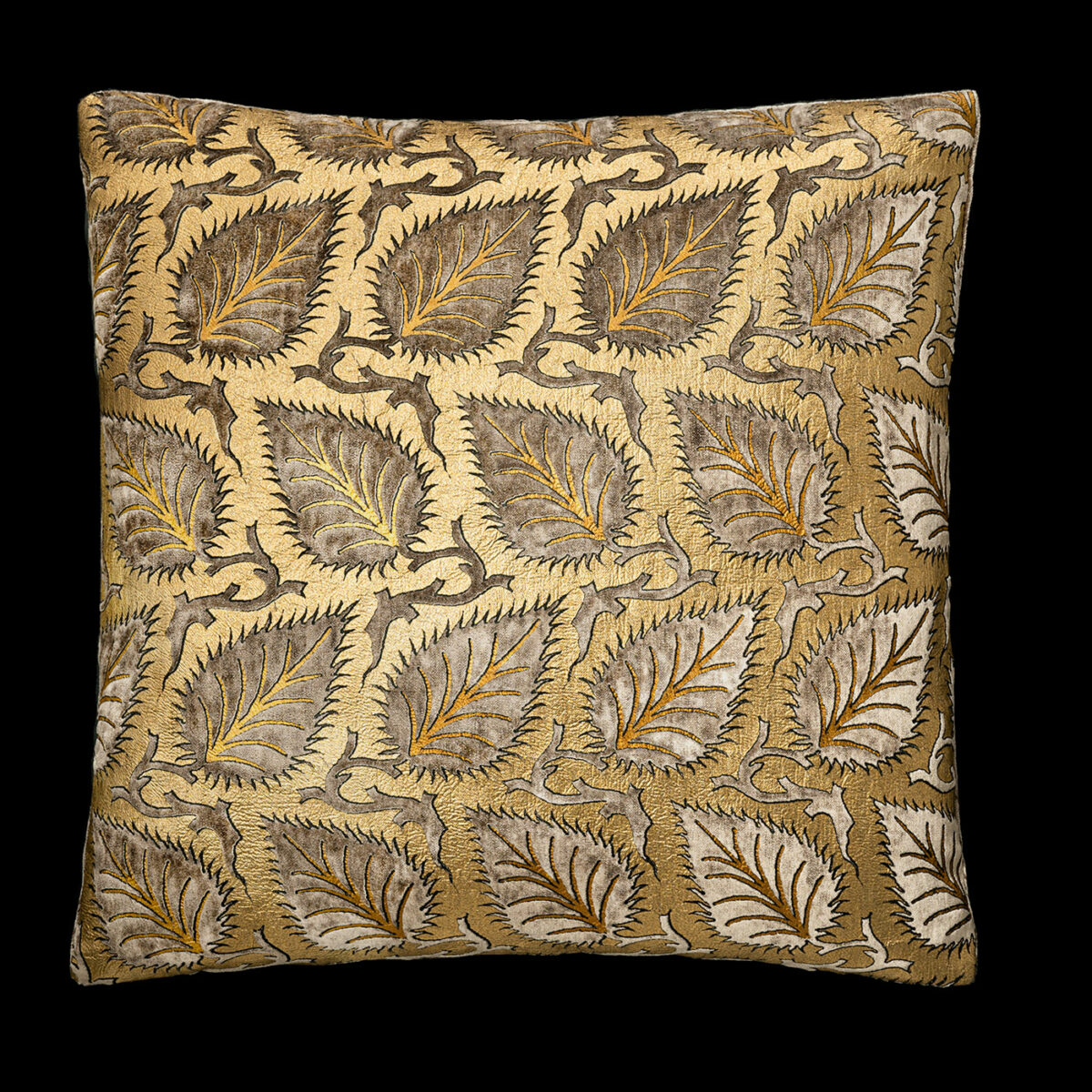 Delphos velvet cushion