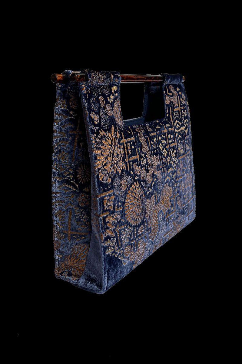 Alternative view of Bolso Aiko Crisantemi de terciopelo azul estampado