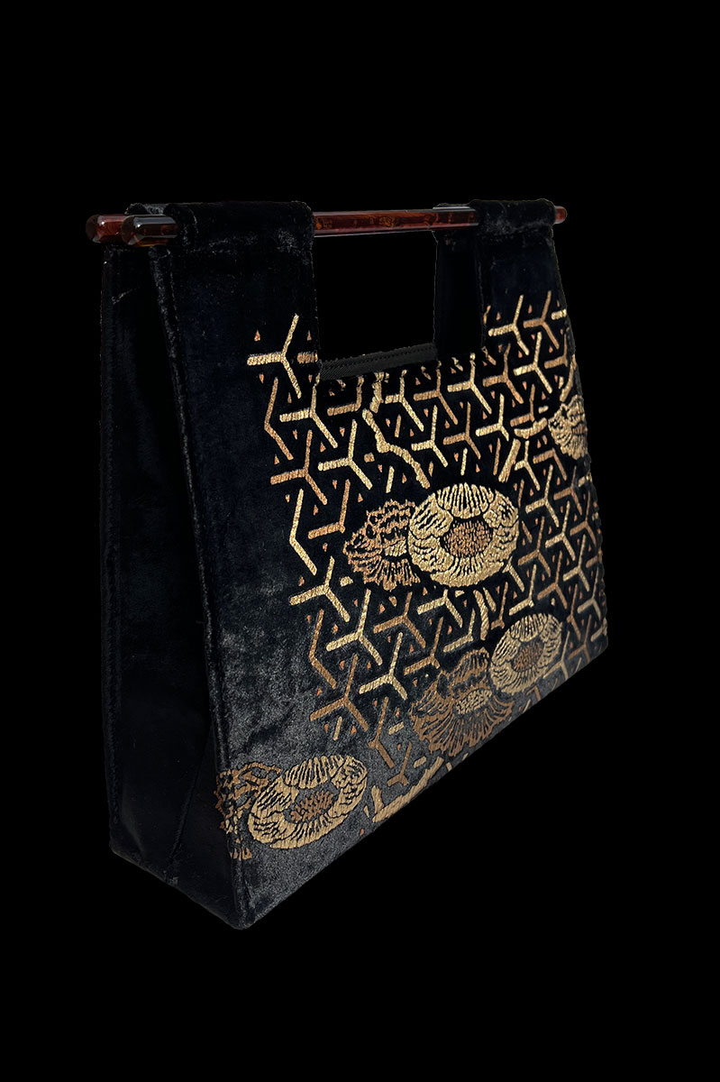 Alternative view of Bolso Aiko Japan de terciopelo negro estampado
