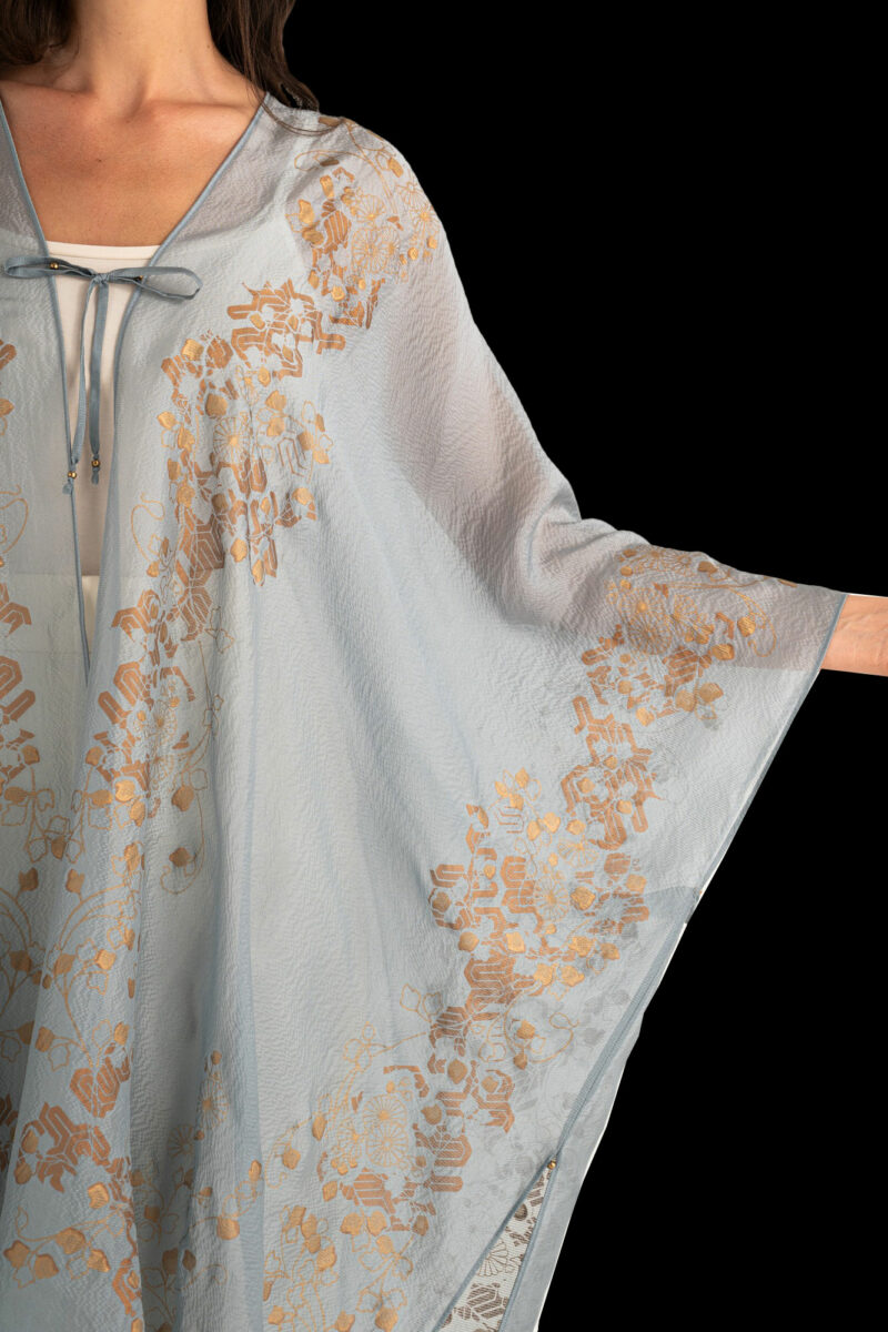 Esther Abrigo de Noche en Crepé Georgette | Ramage Azul plasma